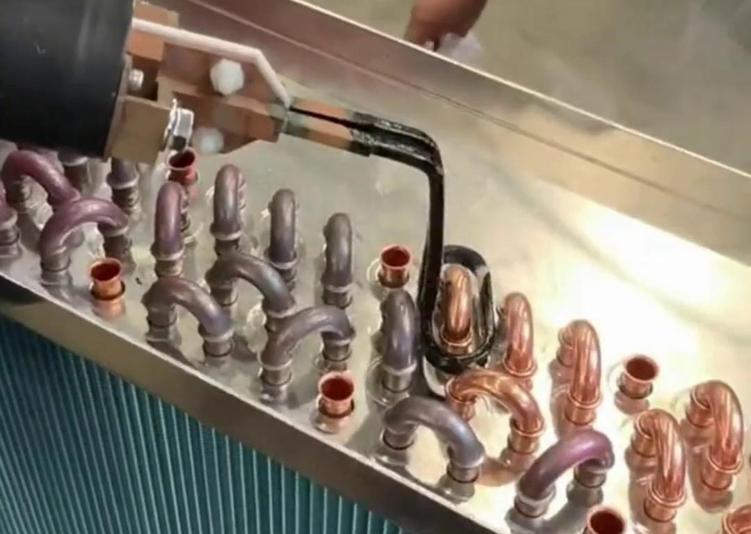 高頻自動(dòng)化釬焊設(shè)備是一種高效、高質(zhì)量的焊接設(shè)備，具有廣泛的應(yīng)用前景和市場(chǎng)需求