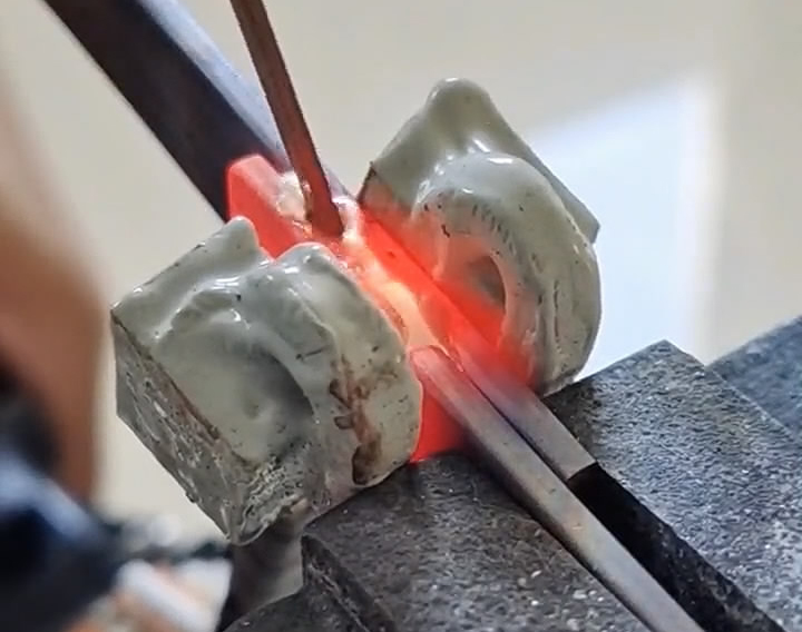 手持式高頻焊接機是一種高效、便捷的焊接設備