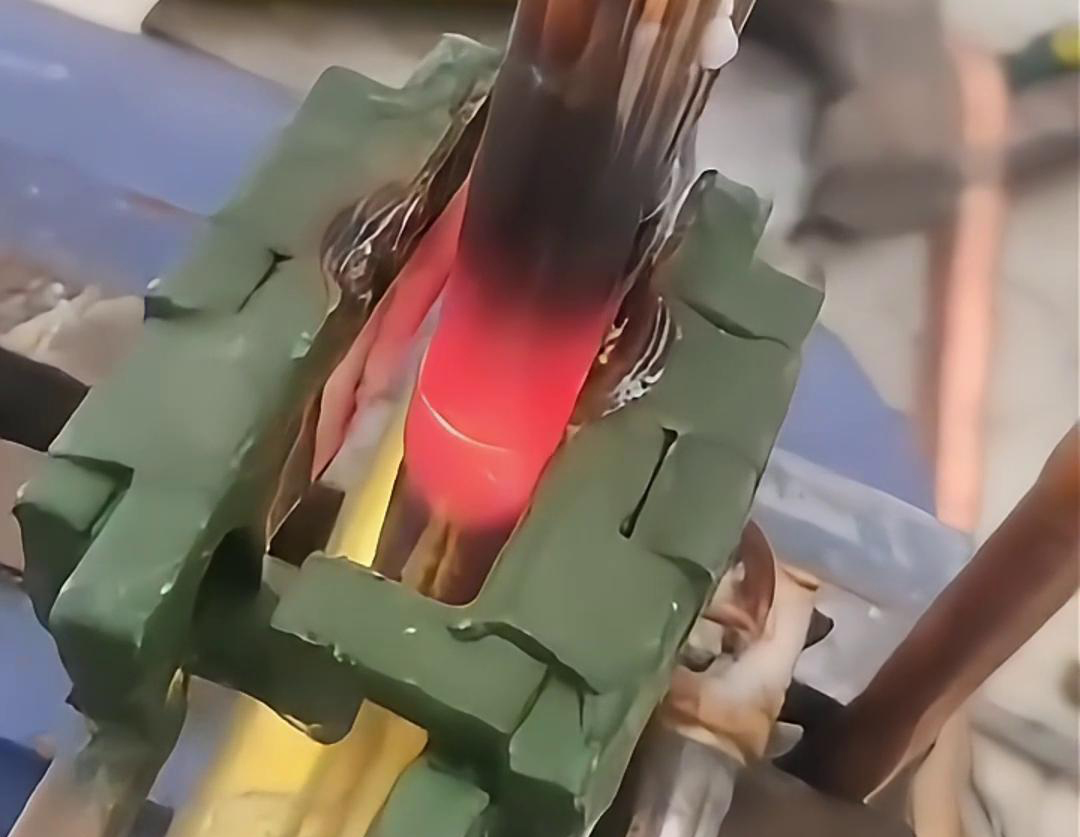 手持式高頻焊機，在制冷冰箱空調(diào)生產(chǎn)領(lǐng)域起到至關(guān)重要的作用，例如銅管焊接，鋁管焊接，四通閥焊接等