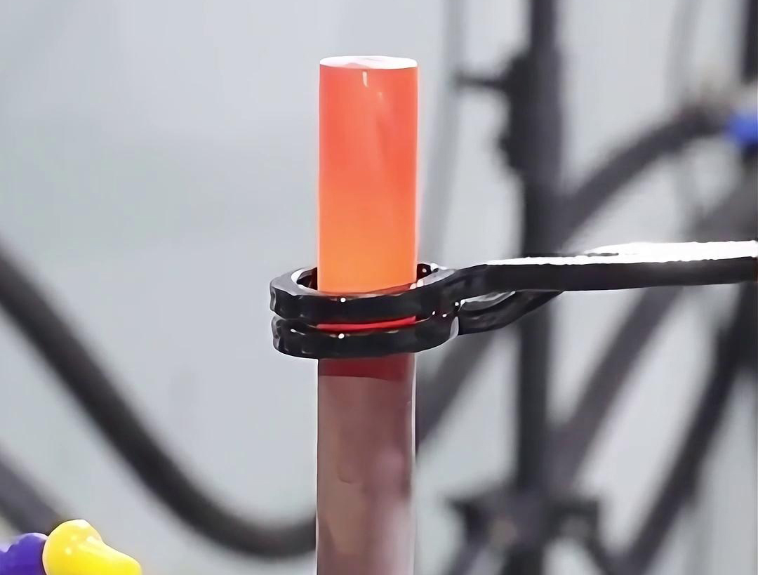 以12mm銅管和12mm不銹鋼棒為例，手持式高頻加熱機能夠迅速而均勻地加熱