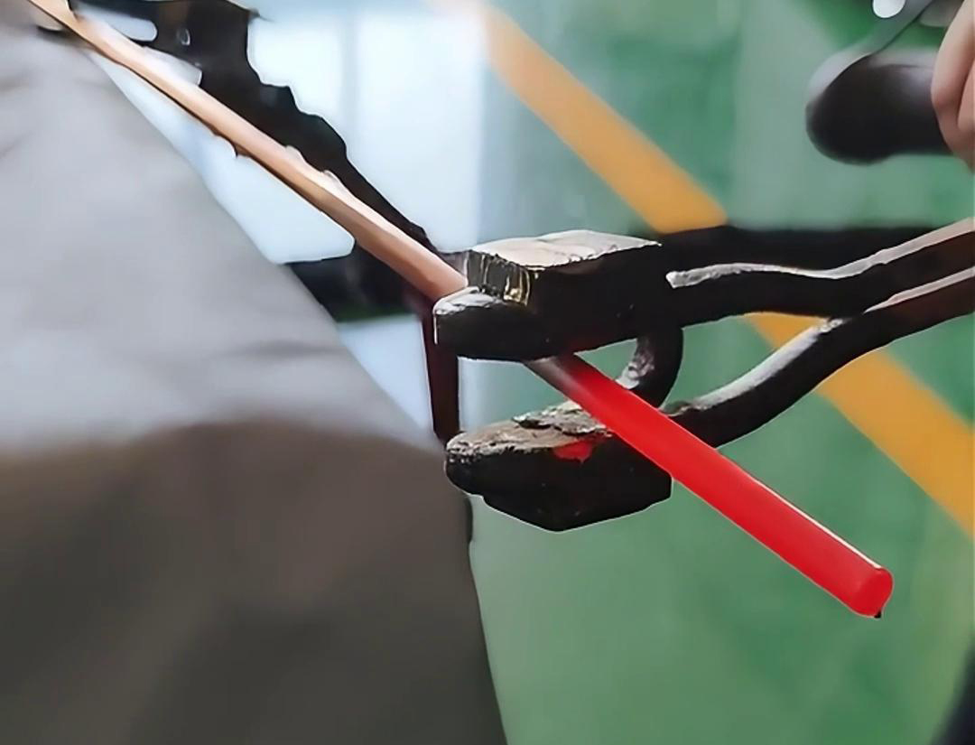 手持式高頻加熱機適用于感應焊接釬焊，加熱淬火、回火和熱處理