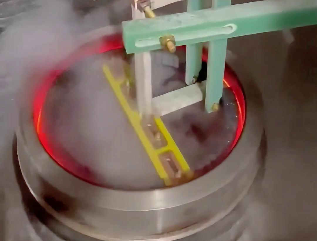 高頻淬火機(jī)床是進(jìn)行金屬內(nèi)壁淬火、內(nèi)孔淬火等淬火處理的工具。