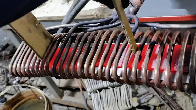 中頻鋼板加熱技術(shù)是一種高效、環(huán)保、精確的金屬加工方法