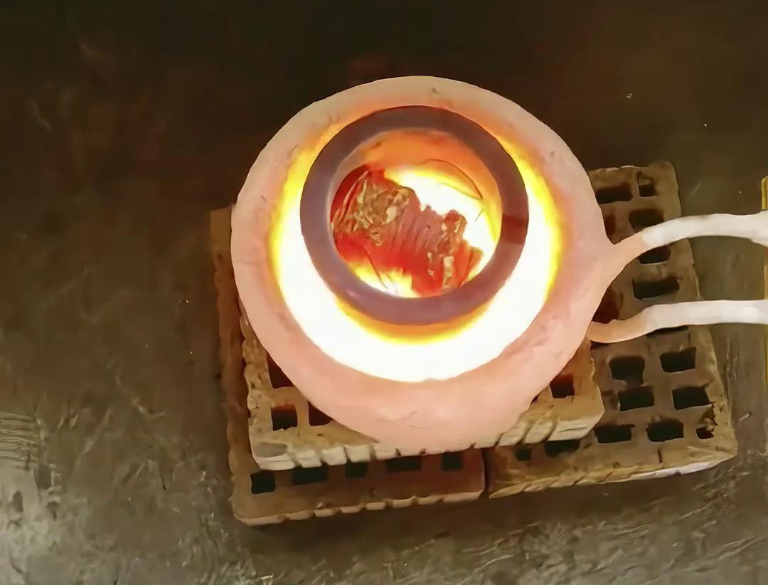 超高頻金屬熔煉爐廣泛應用于合金鋼、金銀等貴金屬、銅、鐵、鋁等金屬的熔煉