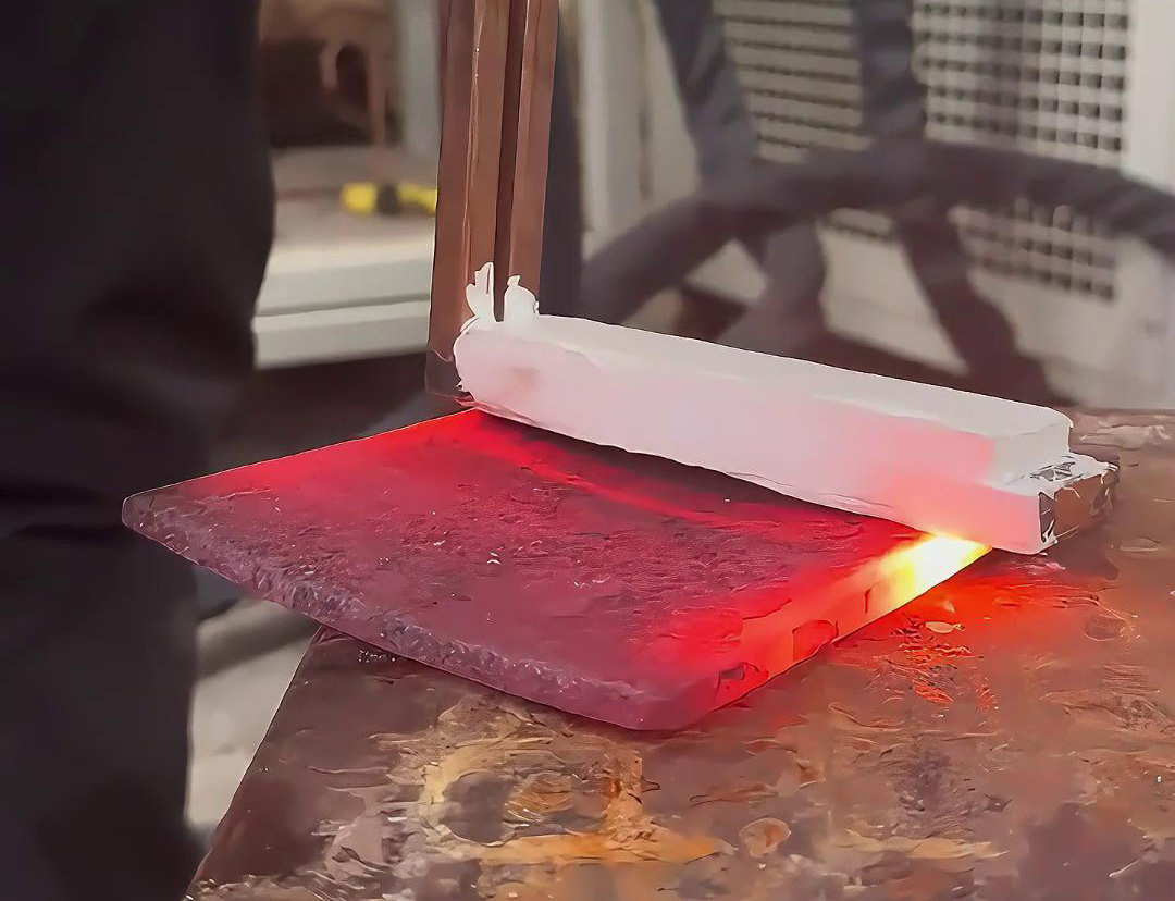 手持式高頻機在平面加熱方面展現(xiàn)出了高效、靈活、精確和節(jié)能環(huán)保等優(yōu)勢