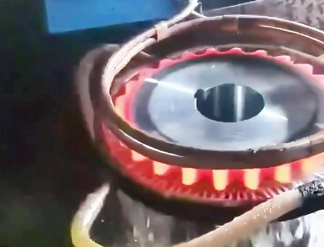 高頻齒輪淬火設(shè)備，可以顯著提高齒輪的機(jī)械性能和使用壽命