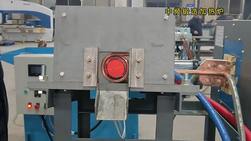 中頻鍛造加熱爐配置自動化控制系統(tǒng)和送料機，確實是一種高效、精準的熱處理設備。