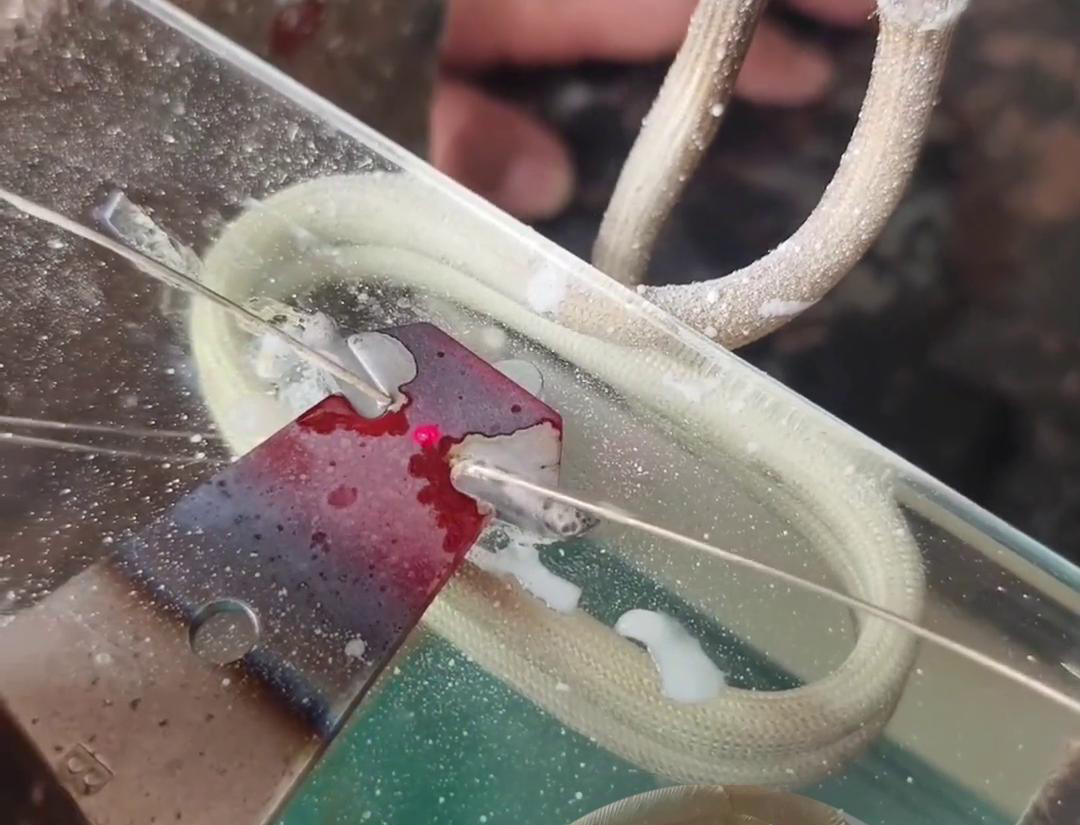 手持式高頻焊接機(jī)在直排銅板、鋁板等金屬材料的焊接中表現(xiàn)出色