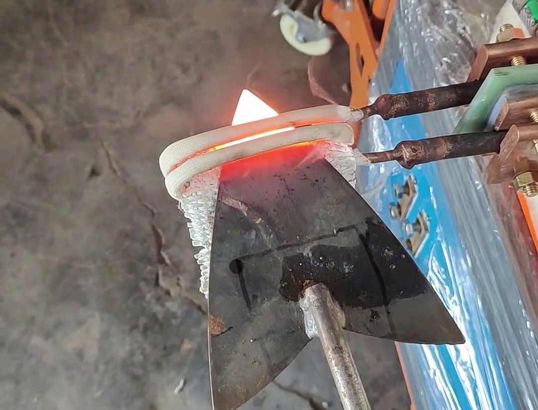 對于3mm厚的鋼鐵板加熱，選擇超高頻加熱機還是高頻加熱機，