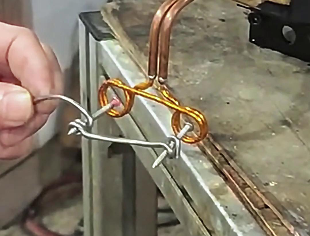 超高頻加熱機(jī)由于其快速加熱和高效率的特點(diǎn)，非常適合小型五金工件的加熱處理