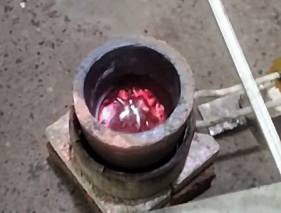 小型中頻熔鋁爐：紅外溫控精準(zhǔn)控溫，700℃恒溫熔鋁解決方案