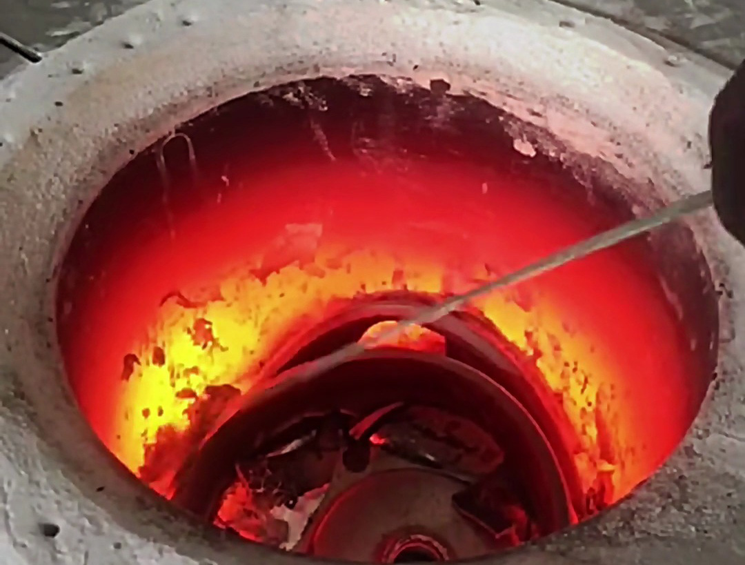 50 公斤手搖傾倒式中頻熔錫爐：中小批量低熔點(diǎn)金屬熔煉的實(shí)用之選