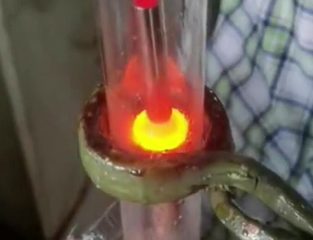 通過手持式高頻加熱機(jī)在氮?dú)獗Ｗo(hù)下焊接銅管，可以獲得高質(zhì)量的焊縫，提高產(chǎn)品的性能和可靠性