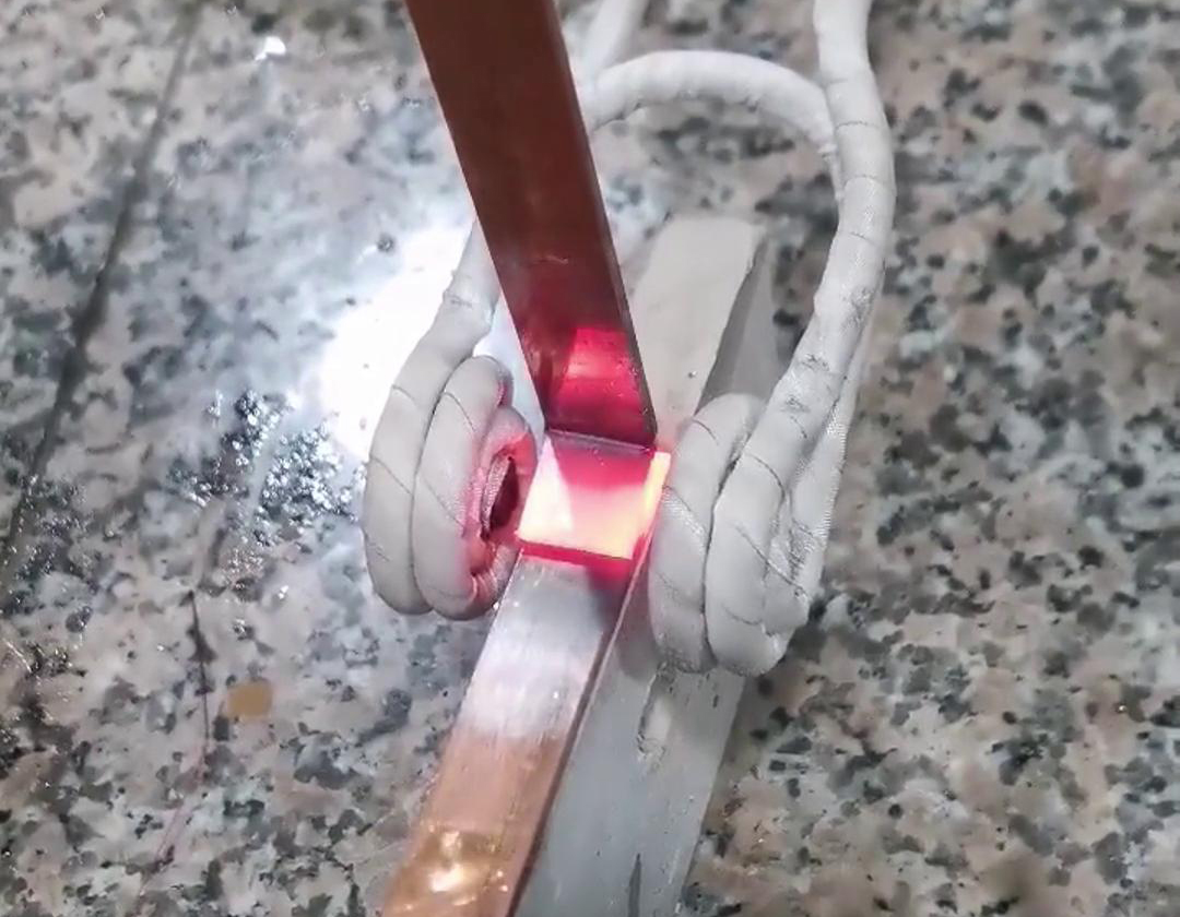 見證高頻焊接的魅力，銅板與銅片瞬間融合，創(chuàng)造無限可能