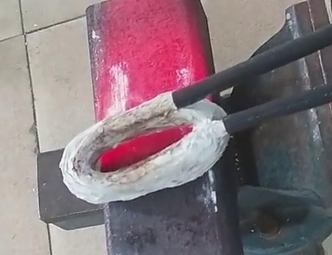 手持式高頻加熱機(jī)在方管加工中，它可以用來(lái)實(shí)現(xiàn)焊接預(yù)熱、局部退火、彎曲軟化等工藝需求