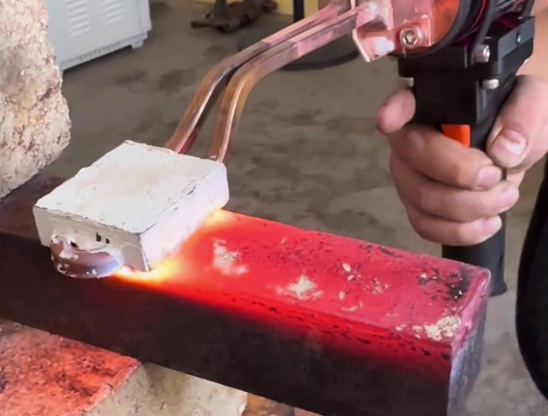 手持式平面加熱設(shè)備是一種高效的加熱工具，通常用于各種維修、制造、加熱、焊接等場合