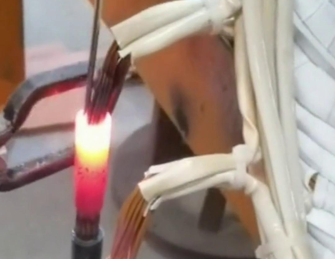 手持式高頻焊機(jī)是一種高效、簡單、環(huán)保的焊接設(shè)備，適用于各種金屬材料的焊接任務(wù)