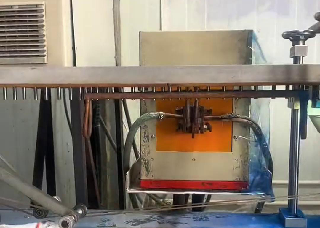 通過振動盤自動化上料到輸送帶，然后高頻電源對要加熱的工件進(jìn)行局部加熱，根據(jù)工藝要求直接經(jīng)過容器 ，讓其局部覆蓋一層涂料