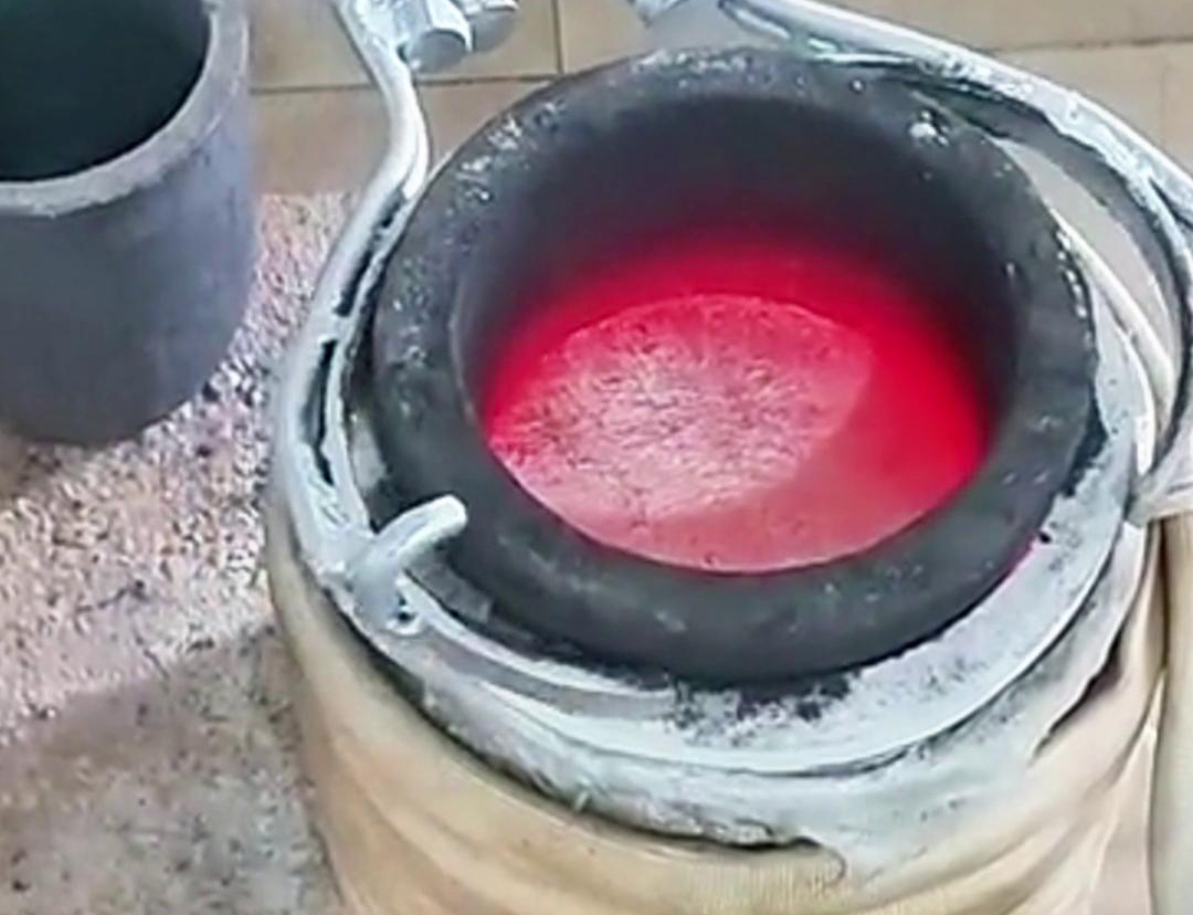 10公斤小型熔鋁爐采用中頻感應(yīng)加熱電源是一種高效、環(huán)保、實(shí)用的熔煉方案，能夠滿足鋁材加工、鑄造等領(lǐng)域的生產(chǎn)需求。