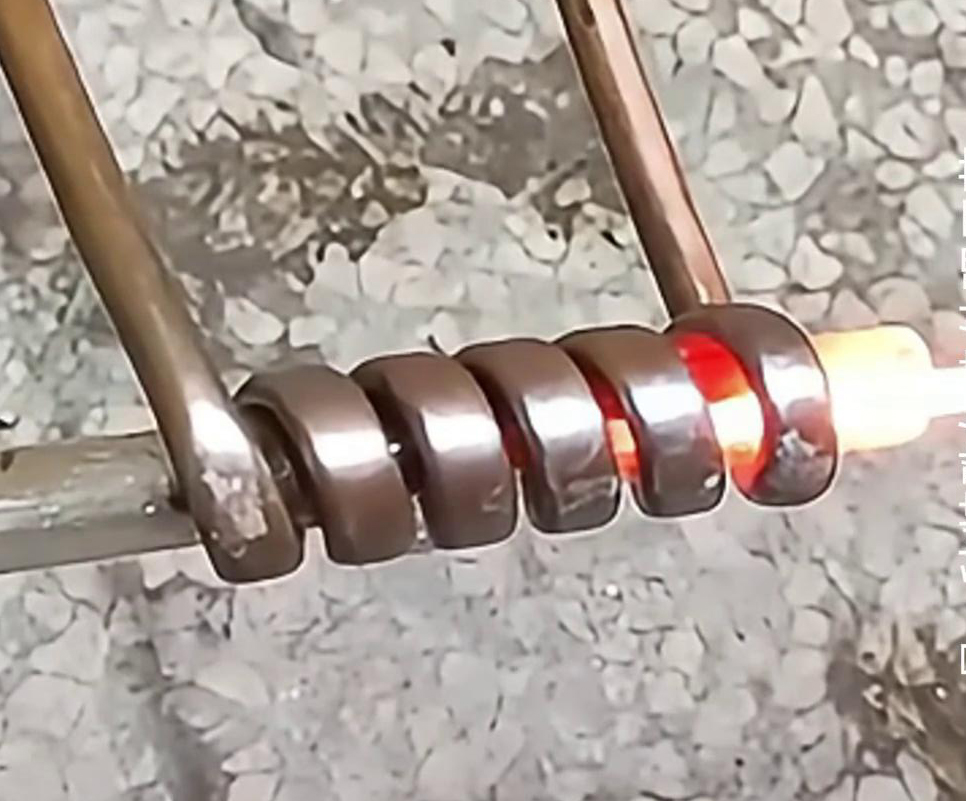 2.0鈦絲超高頻在線退火是一種特殊的熱處理工藝，用于改善鈦絲的性能和結(jié)構(gòu)