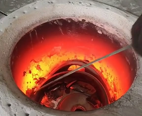 這款小型高頻熔煉爐僅需家庭220V電壓，即可輕松使用！