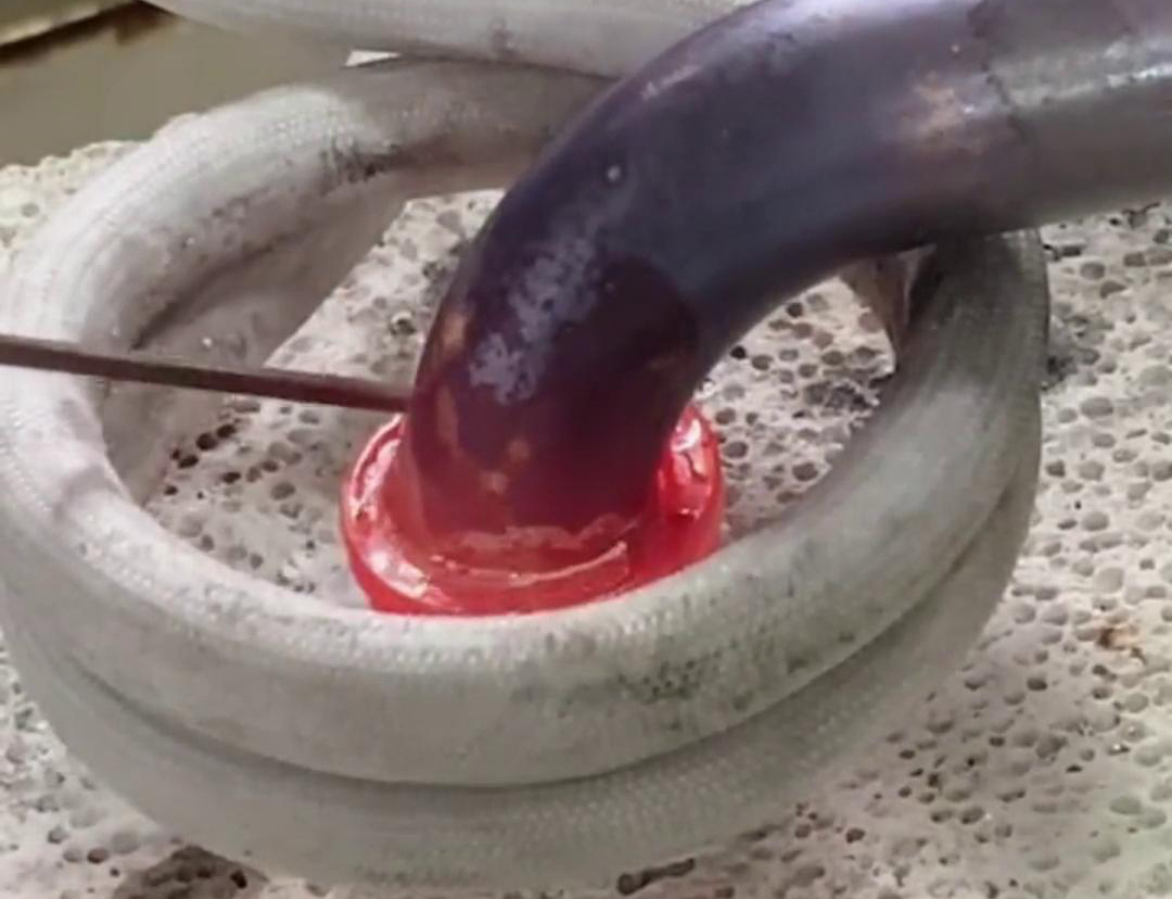 與傳統(tǒng)焊接方法相比，高頻焊機焊接銅管更加節(jié)能