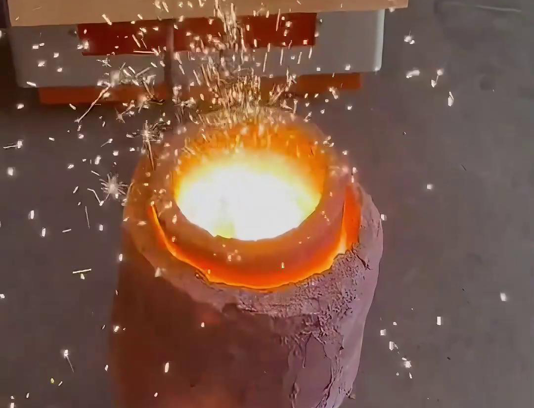 這小型中頻熔煉爐是怎么回事？鐵花滿天飛了