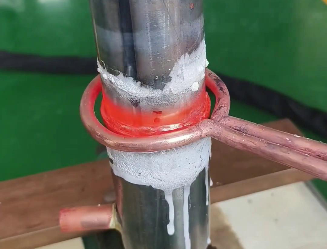 用手持式高頻焊接機(jī)去焊接不銹鋼管，它也是不銹鋼管焊接方法之一