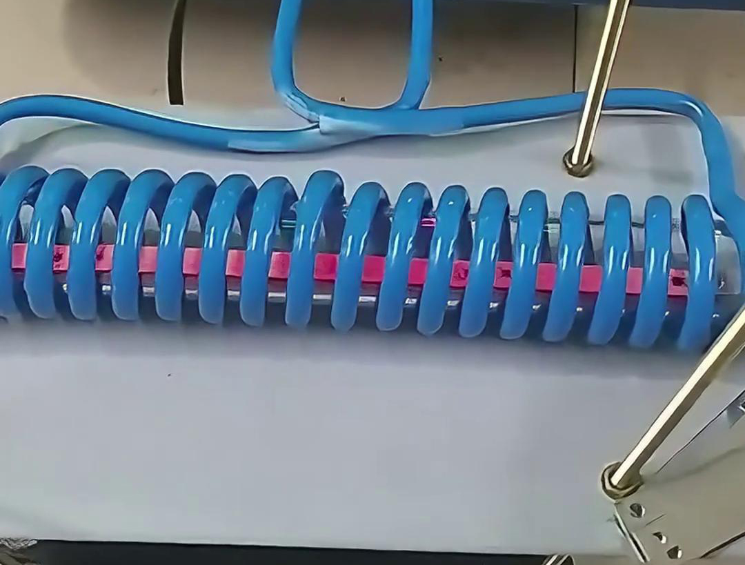 定制的高頻退火機(jī)，主要用于雙孔墊片在線退火使用