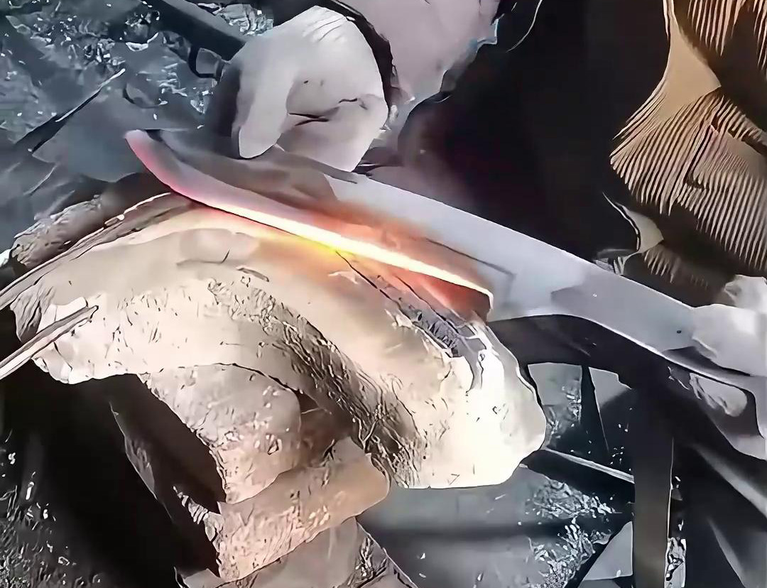 高頻淬火機(jī)對(duì)刀具刃口淬火熱處理是一種高效、節(jié)能的金屬熱處理工藝