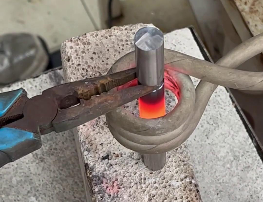 鋼棒折彎過(guò)程，高頻加熱機(jī)能快速加熱鋼棒退火