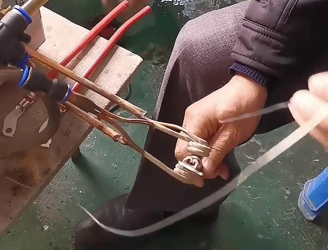 新能源線束端子錫焊用高頻焊機(jī)，提高線束端子的耐腐蝕性，延長(zhǎng)其使用壽命
