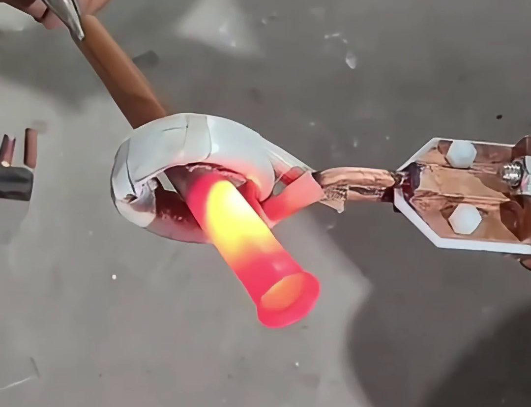 手持式高頻機(jī)集多種功能于一體，滿足不同工業(yè)領(lǐng)域?qū)饘偌訜崽幚?></div>
<div   id=