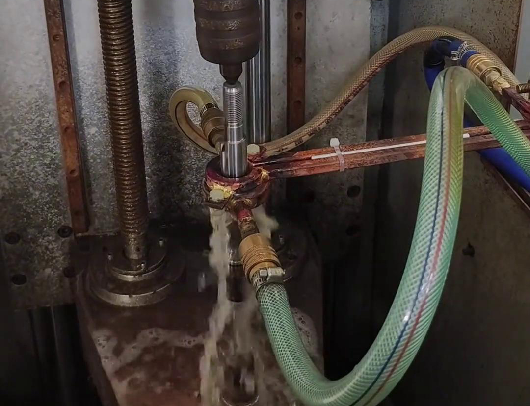 高頻淬火機(jī)床可以根據(jù)電機(jī)軸尺寸和淬火要求，實(shí)現(xiàn)自動(dòng)化操作淬火