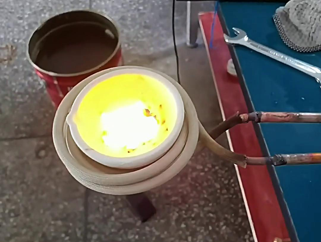 只要220V ，可以放在家里，店面里，學(xué)校和實(shí)驗(yàn)室里使用的貴金屬熔煉爐