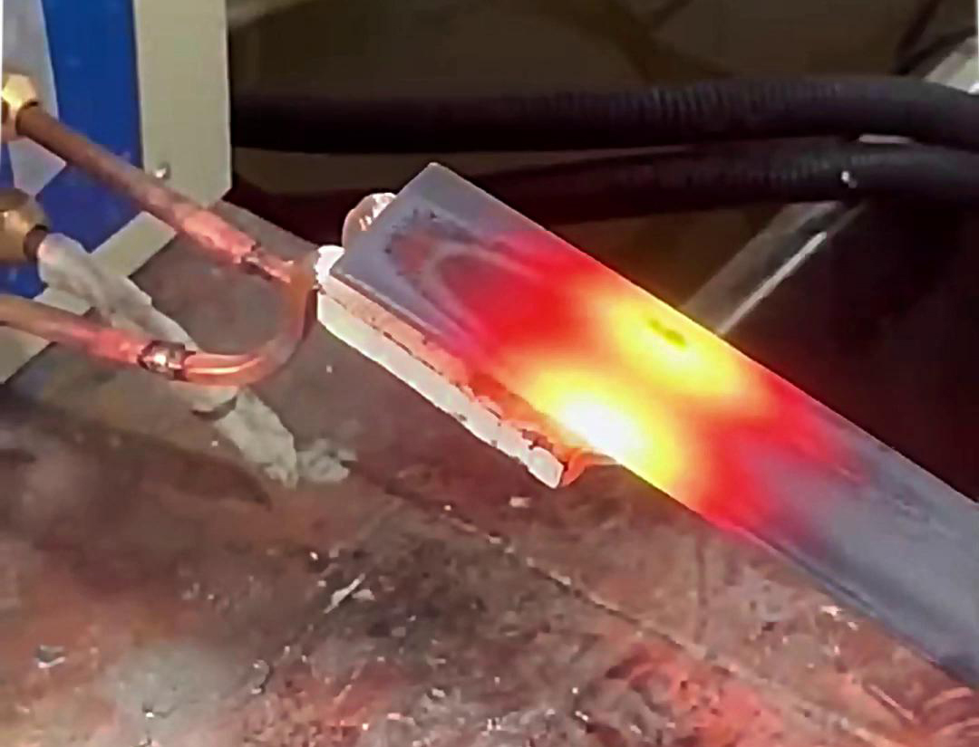 高頻加熱機(jī)憑借其獨(dú)特的技術(shù)特性，在鐵板平面加熱方面展現(xiàn)出了卓越的性能