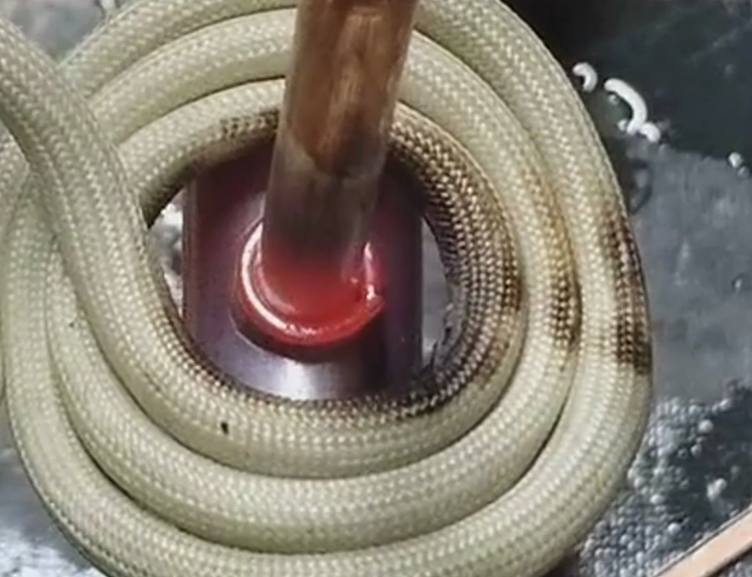 高頻焊機廣泛應用于空調(diào)、制冷、水暖等領域中的三通分支銅管焊接