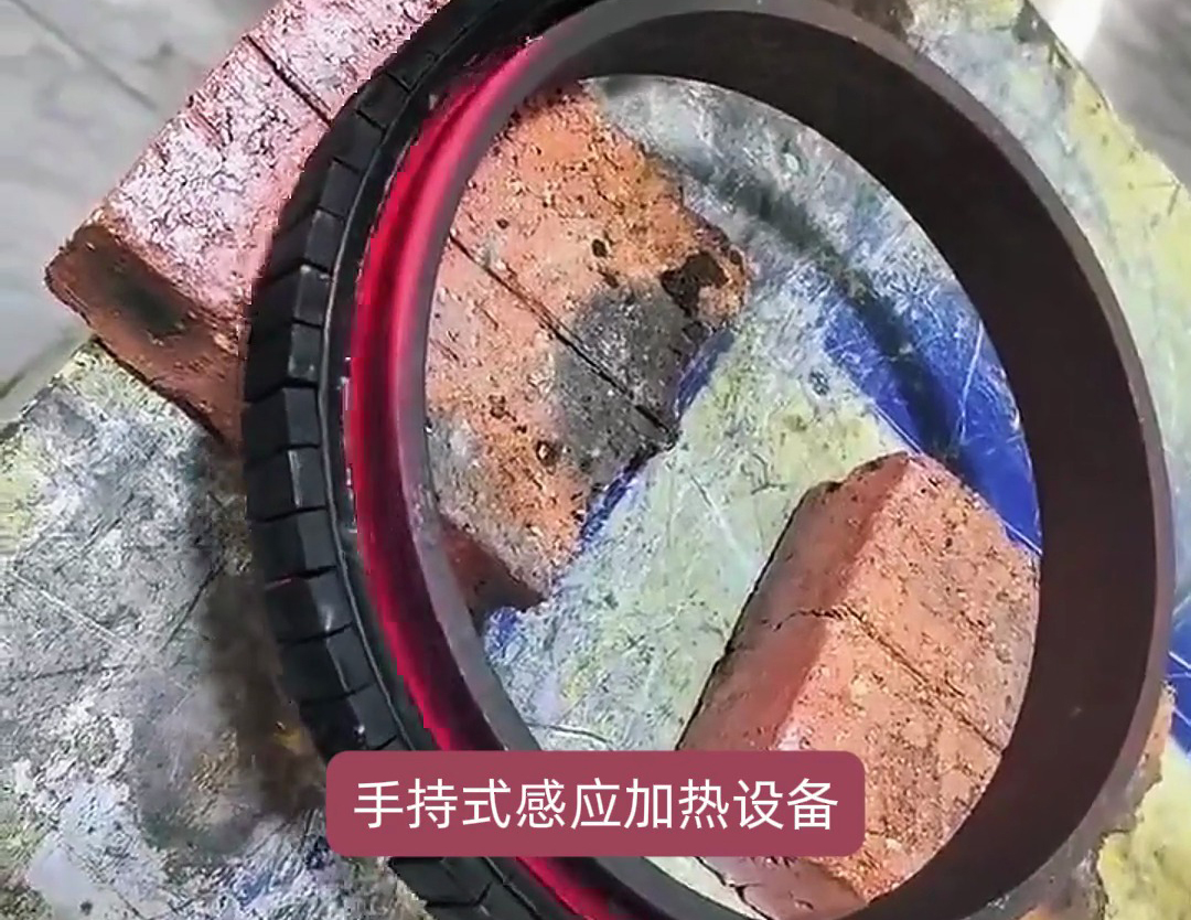 手持式感應(yīng)加熱設(shè)備配合半圓加熱線圈對(duì)工件進(jìn)行局部加熱