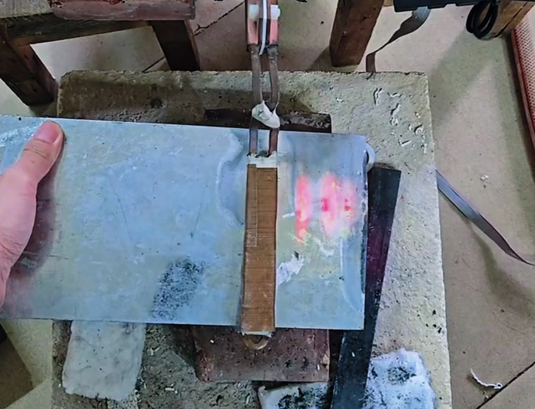 手持式高頻加熱機對鐵板平面進行局部加熱