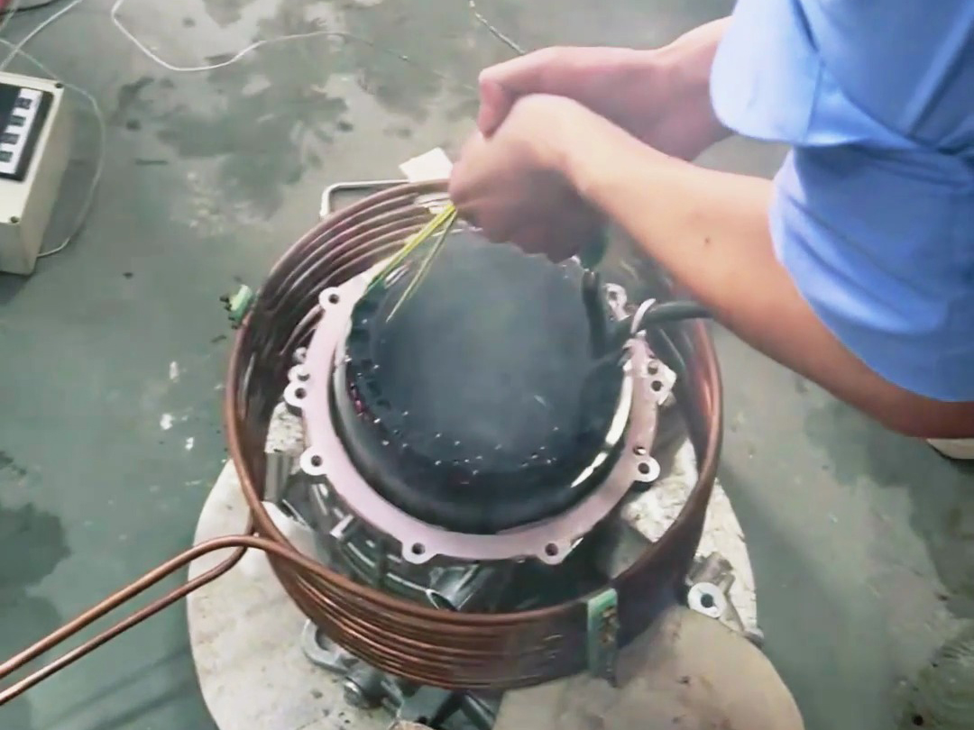 電機(jī)熱裝實(shí)驗(yàn)，采用中頻感應(yīng)加熱設(shè)備對(duì)電機(jī)殼進(jìn)行加熱