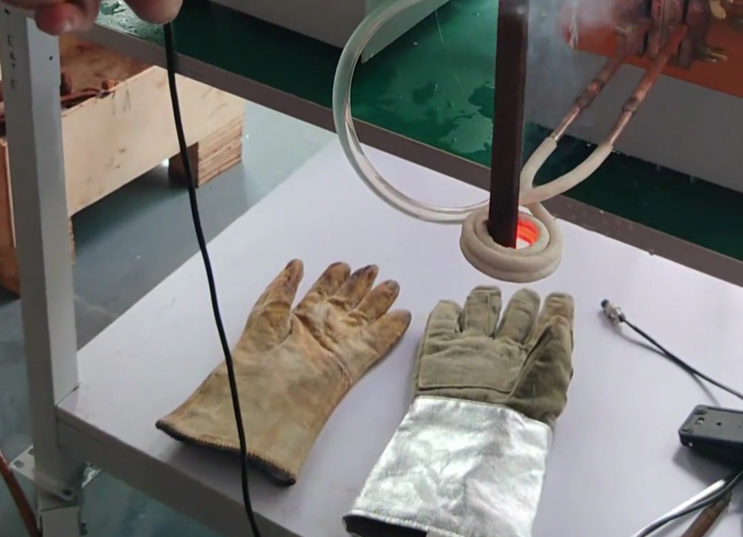 25KW型號(hào)的高頻加熱機(jī)用來(lái)做淬火、退火、焊接、熔煉等熱處理工藝