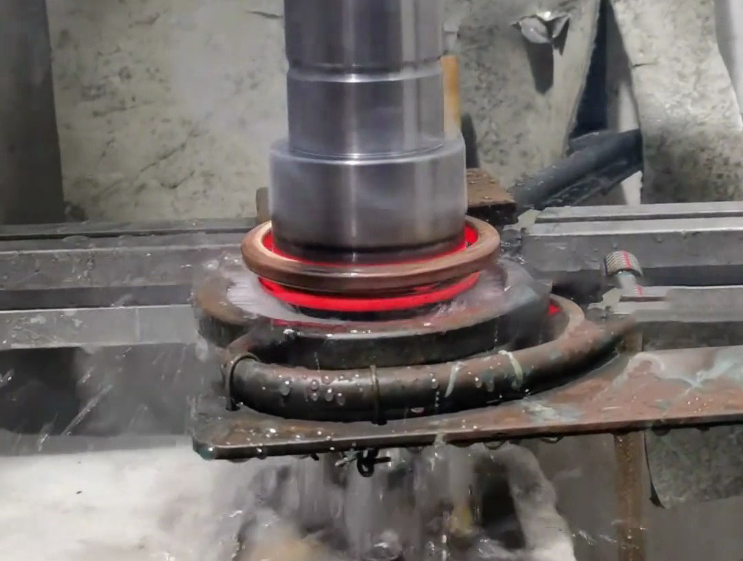 高頻淬火機床自動化操作減少了人工干預，提高了生產(chǎn)效率和一致性