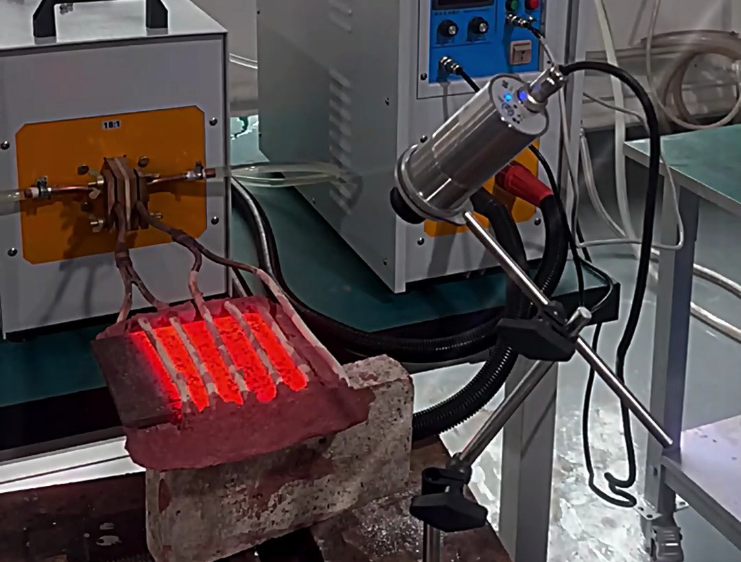 這款帶紅外溫控檢測(cè)的高頻感應(yīng)加熱機(jī)，它支持最高正負(fù)5度的溫度控制