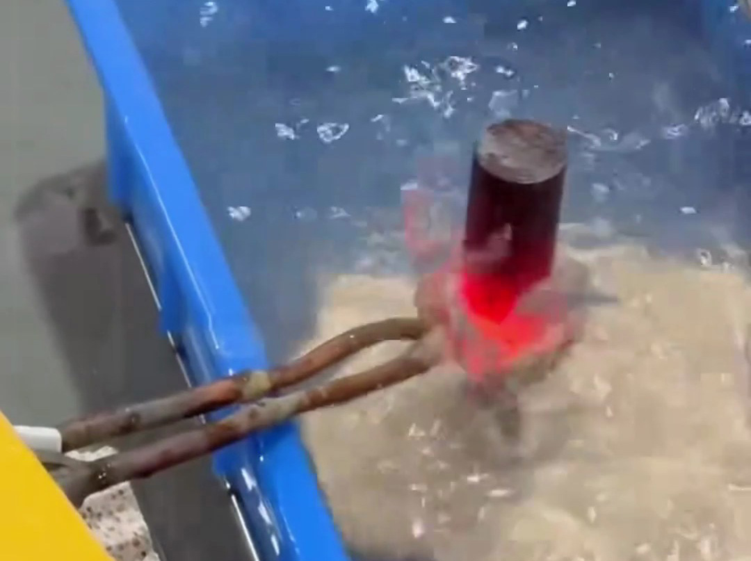 真神奇了，在水中也能用高頻加熱機加熱金屬材料