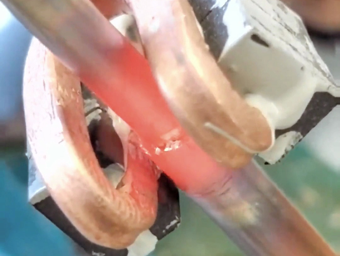 使用手持式高頻機(jī)焊接銅管的優(yōu)勢，一臺機(jī)器頂三個工人