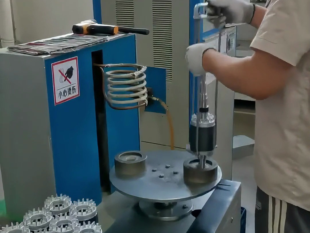 用中頻感應(yīng)加熱設(shè)備，將轉(zhuǎn)子軸芯加熱至200°C后裝入定子