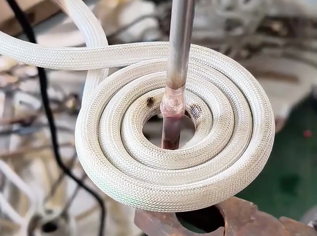 使用高頻焊接機(jī)對(duì)銅鋁管實(shí)施焊接，整個(gè)過程只要5-7秒鐘就可以完成