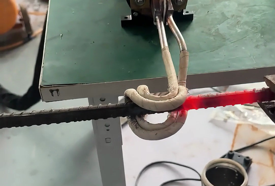 手持式高頻加熱機配備U型開口線圈對螺紋鋼筋進行在線加熱測試