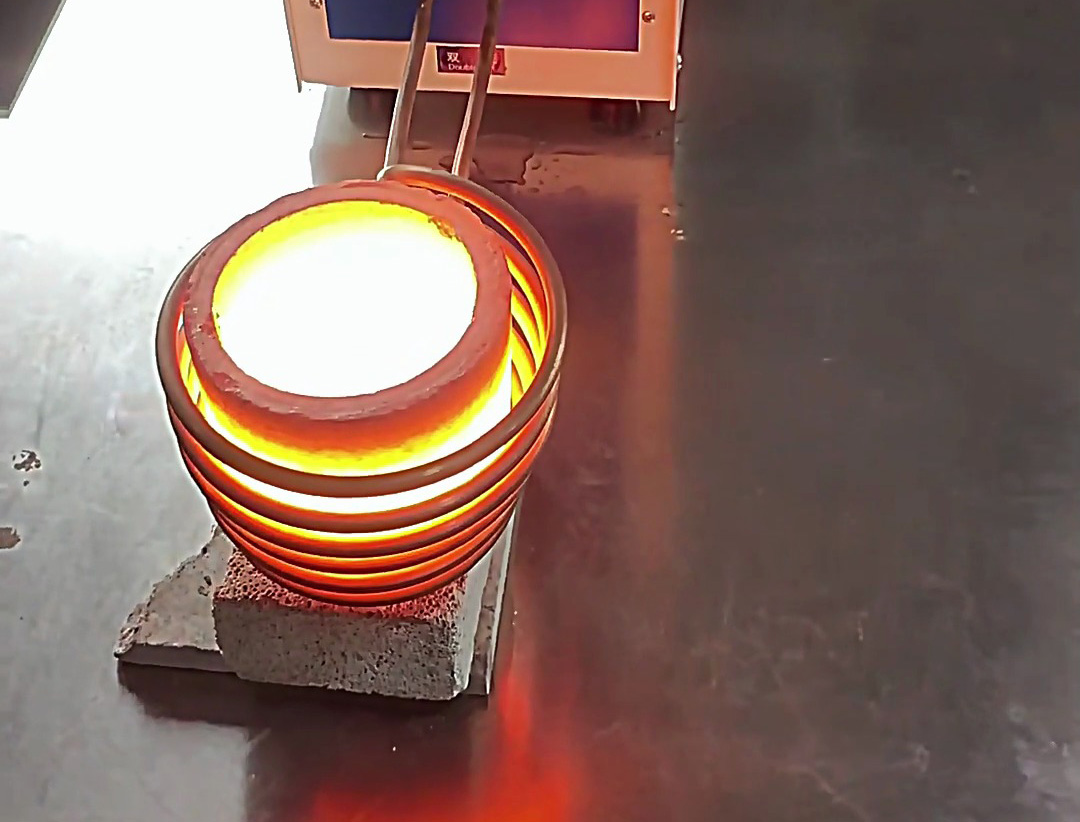 220V小型熔煉爐 是一種非常適用于實驗室、教學(xué)、貴金屬回收、首飾加工等場景