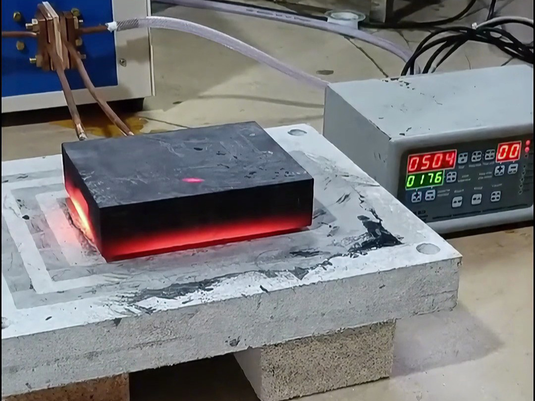 石墨模具加熱就使用高頻加熱機(jī)，導(dǎo)磁材料都可以高頻加熱